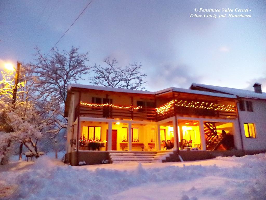 Pensiunea Valea Cernei Teliucu Inferior Exterior foto